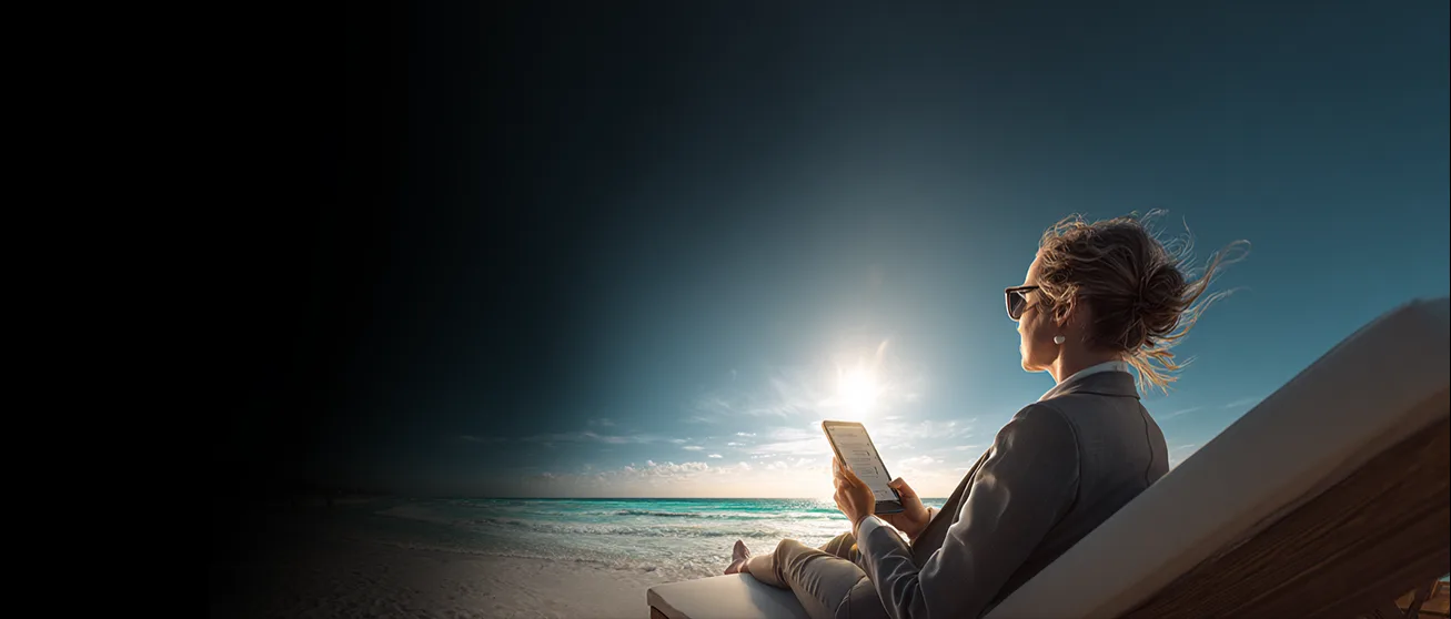 Vrouw maakt event-offertes op een tablet vanaf het strand