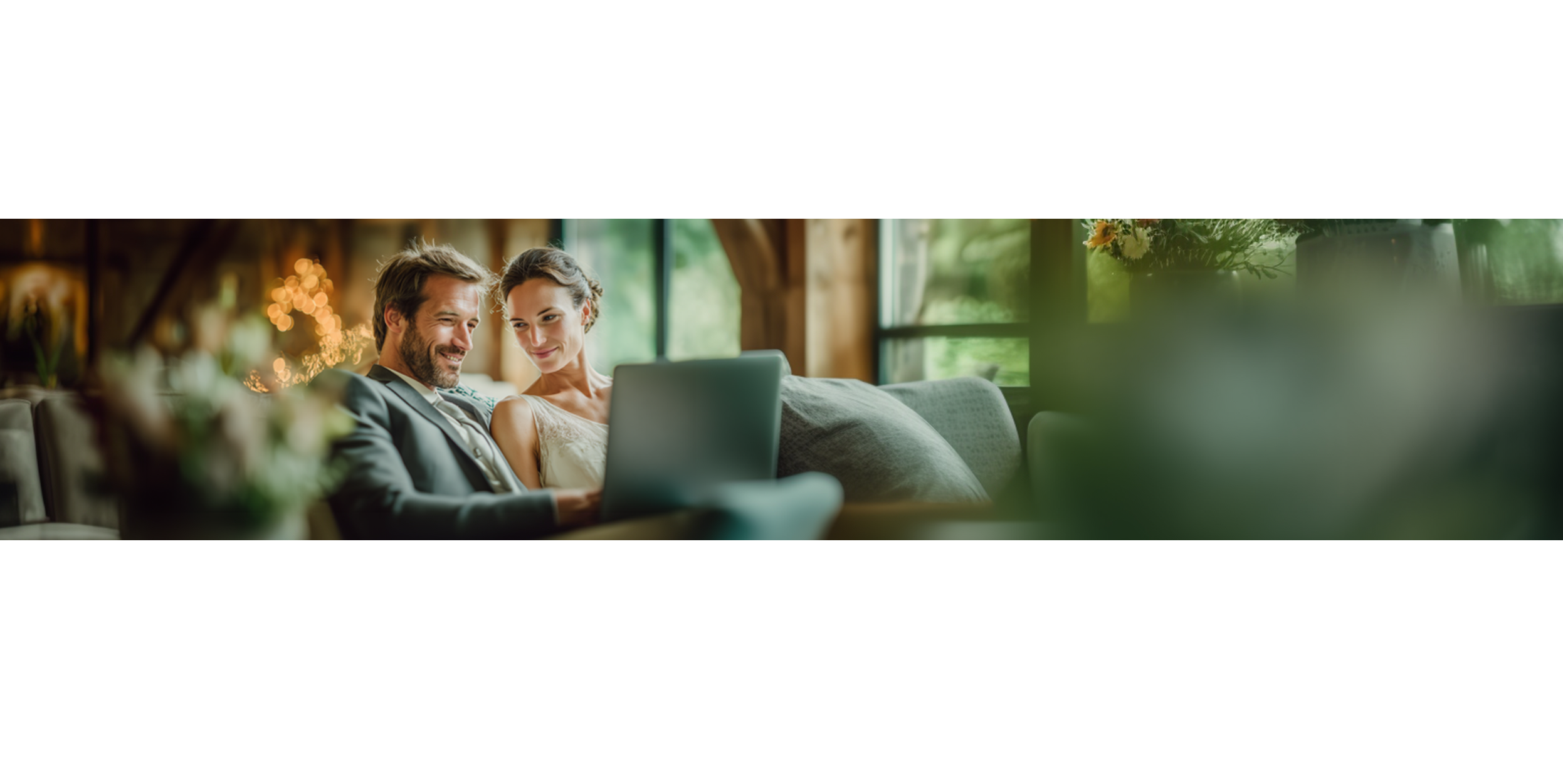 Een bruidspaar geniet op de bank van hun feest, met zwevende branded offertes van Constell-locaties