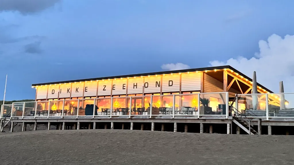 Strandpaviljoen De Dikke Zeehond bij avondlicht