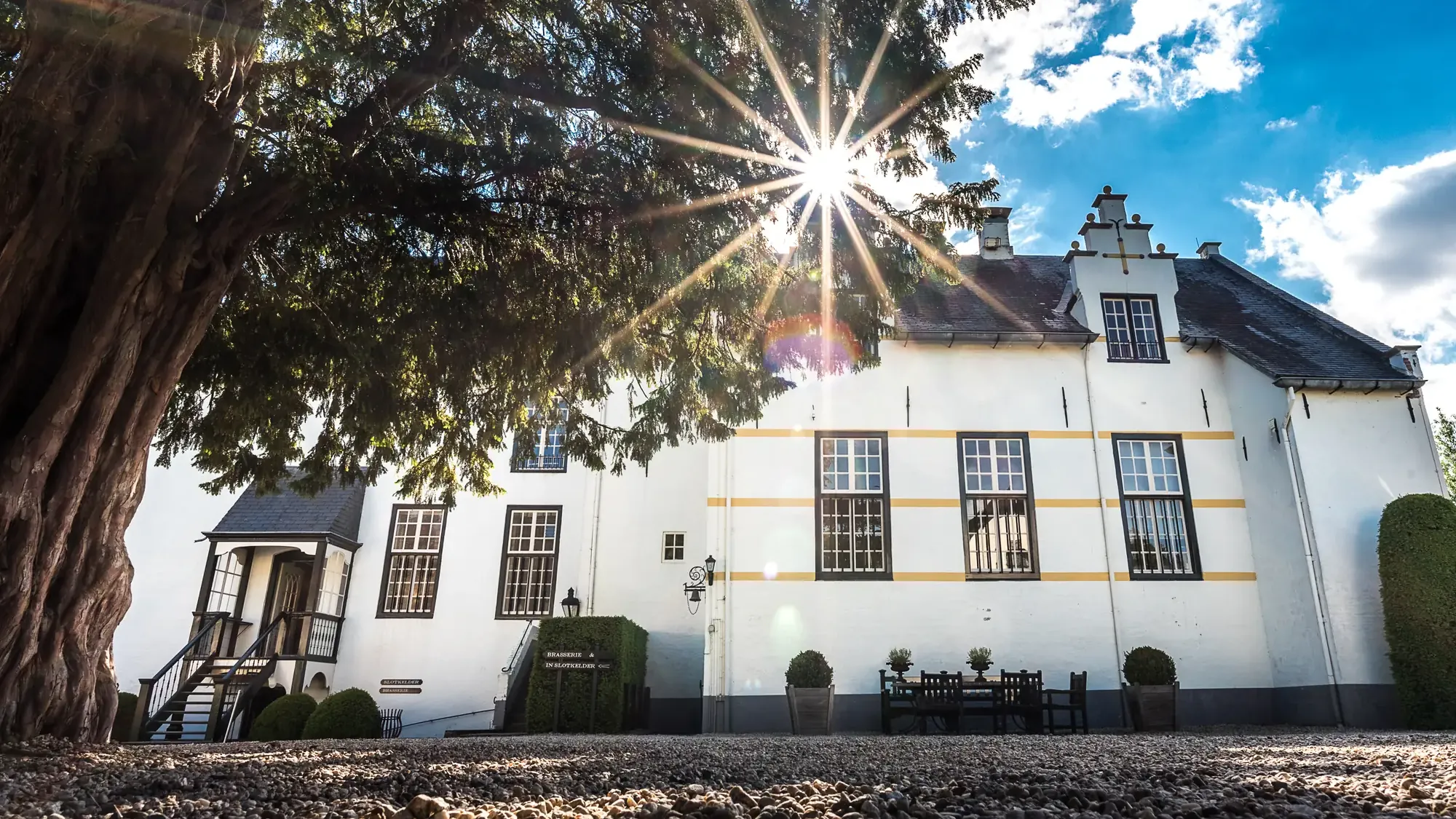 Slot Doddendael met de zon door de bomen