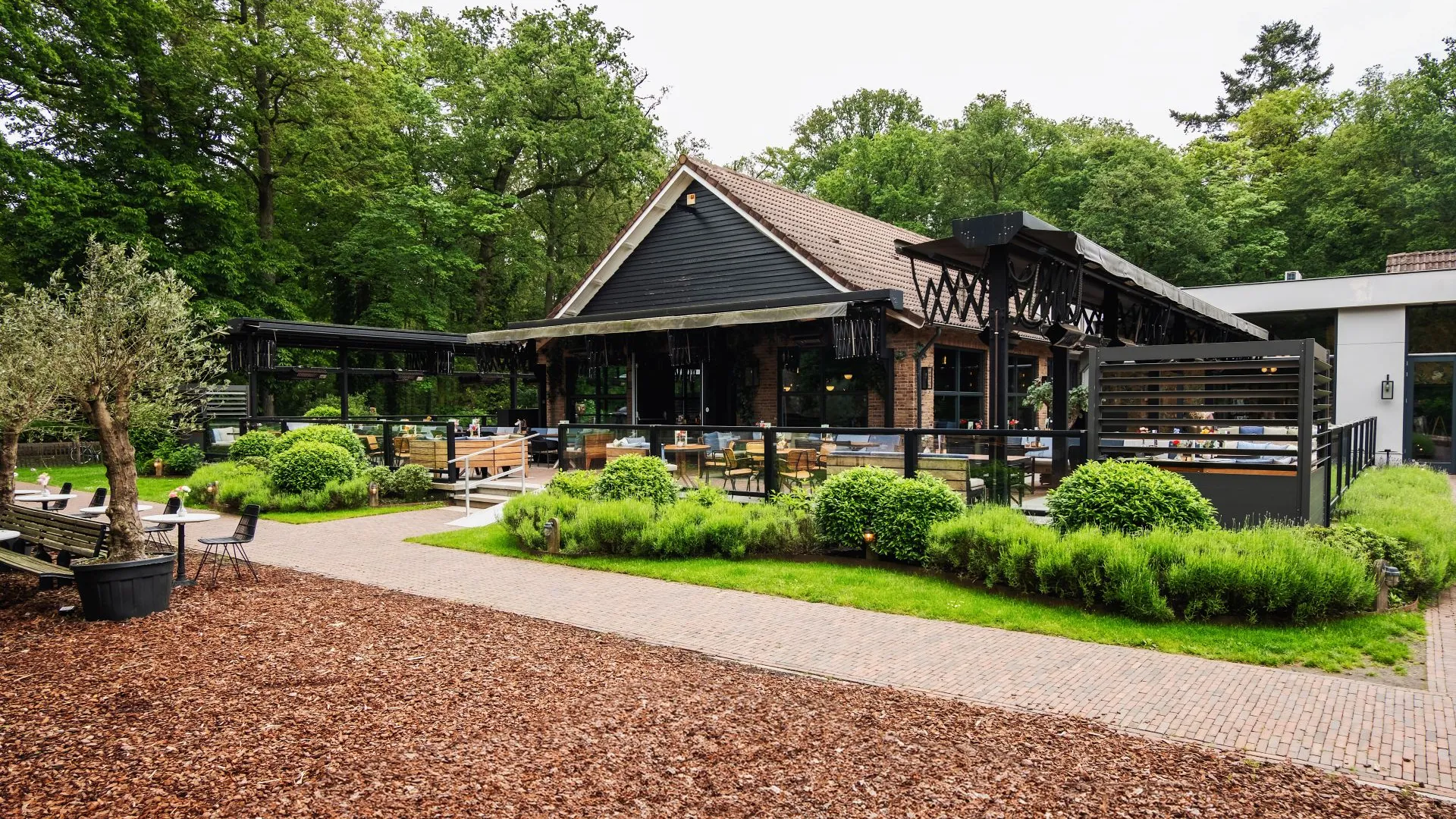 Het terras van De Fazant tussen de bomen