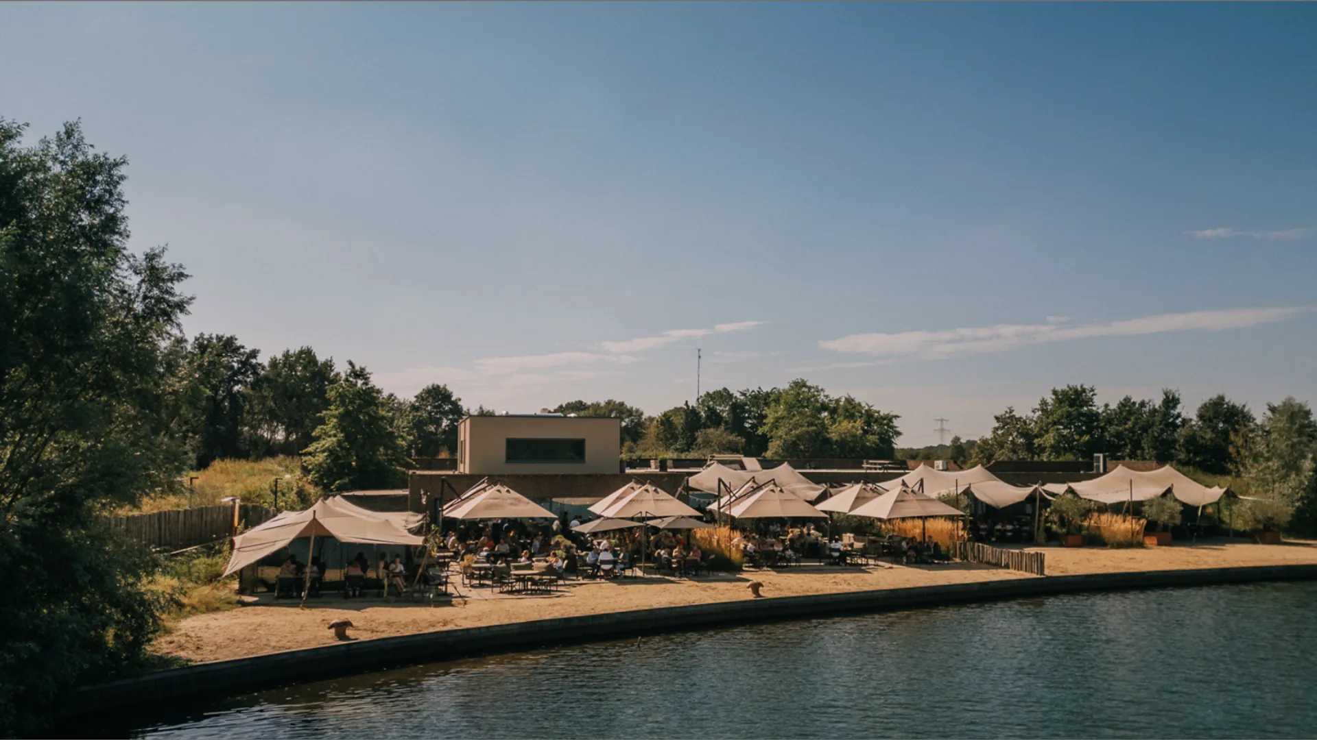 Het Houtse Meer met de lodges aan het water