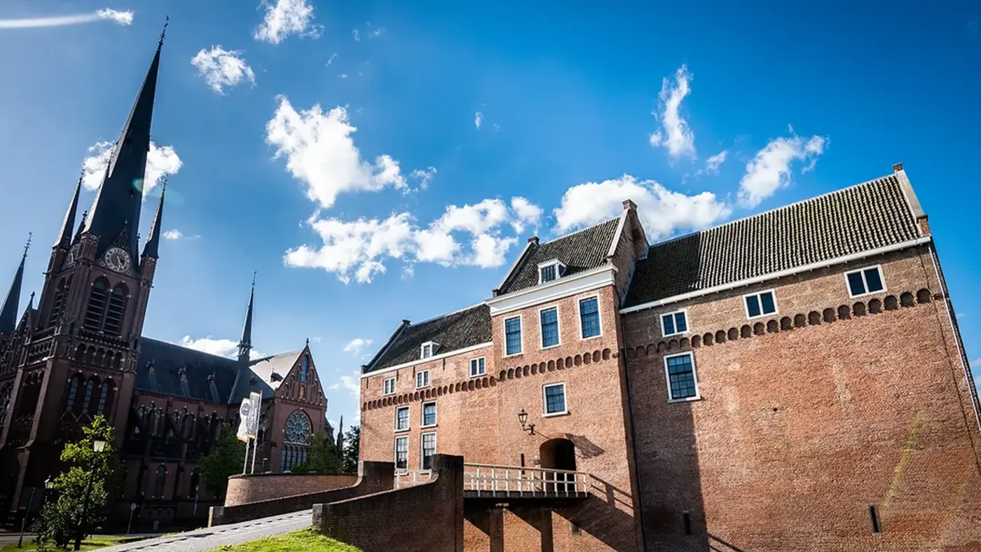 Kasteel Woerden met de kerktoren erachter