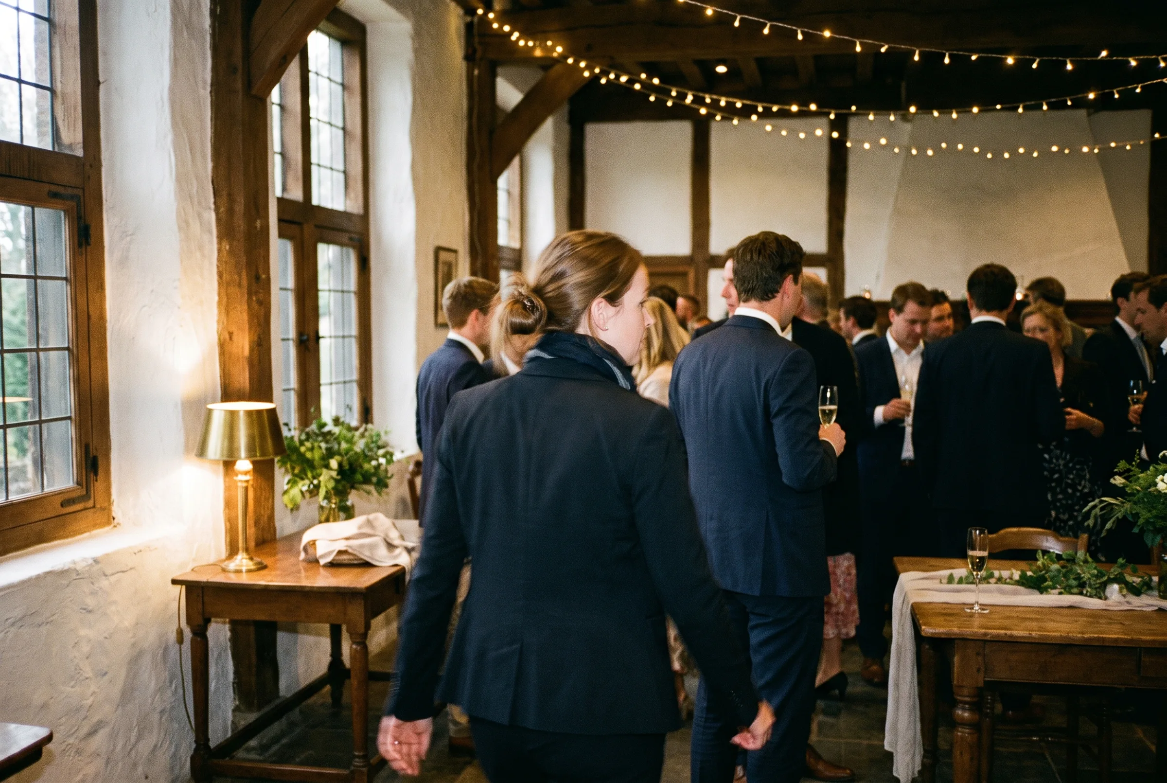Een eventmanager loopt door een drukke avondreceptie