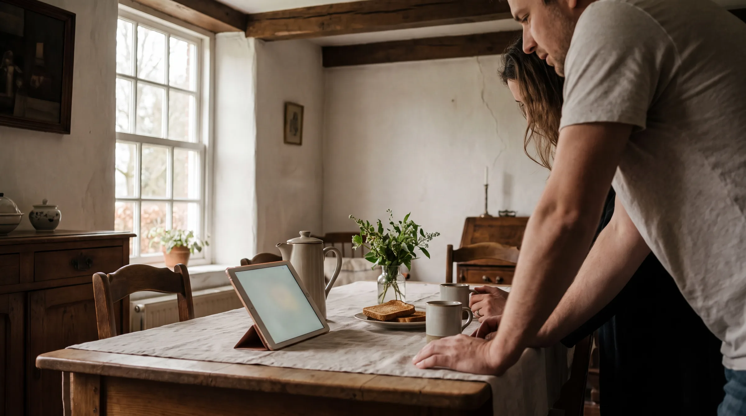 Een stel bekijkt &rsquo;s ochtends samen het voorstel op een tablet