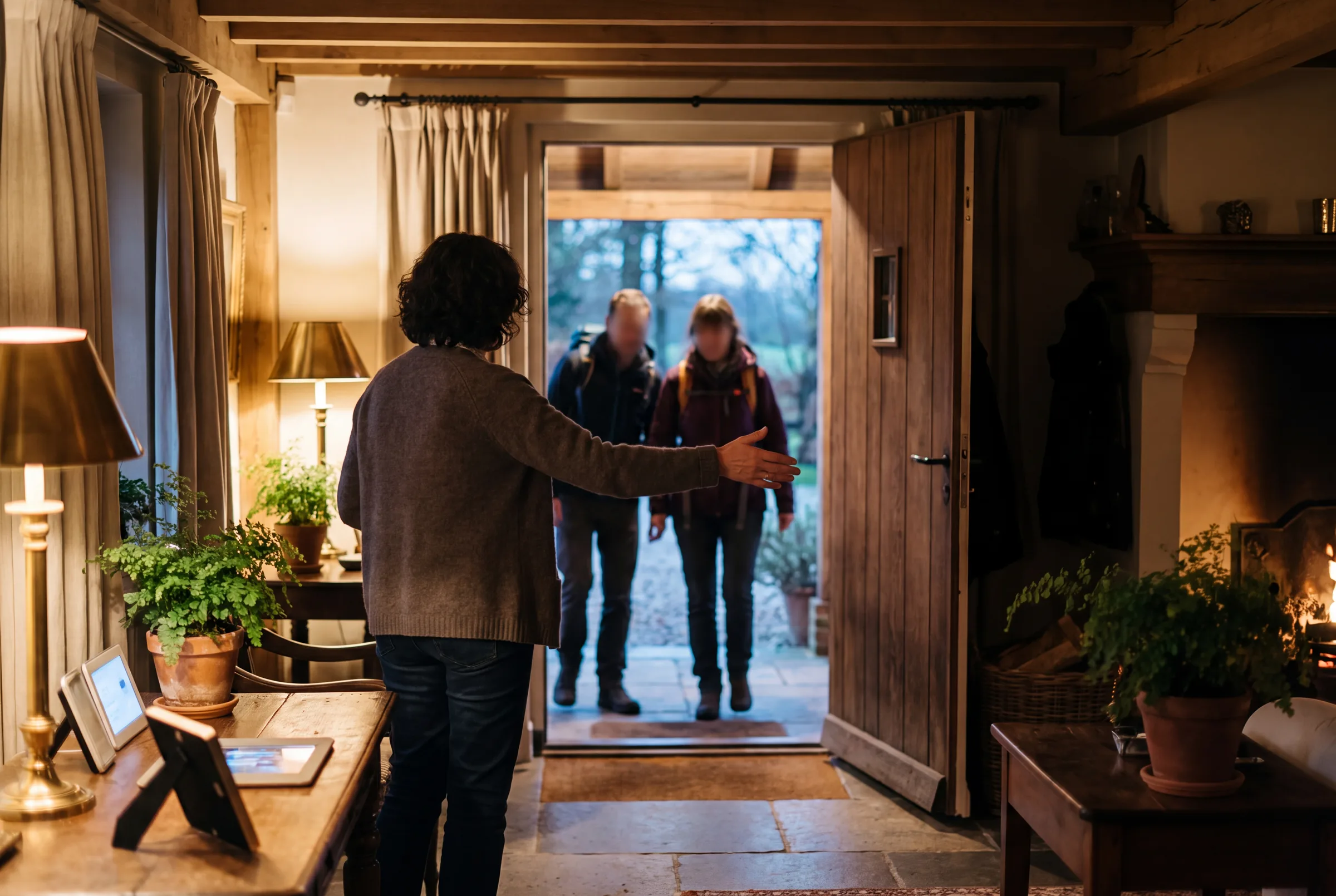 Een gastvrouw verwelkomt gasten bij de voordeur