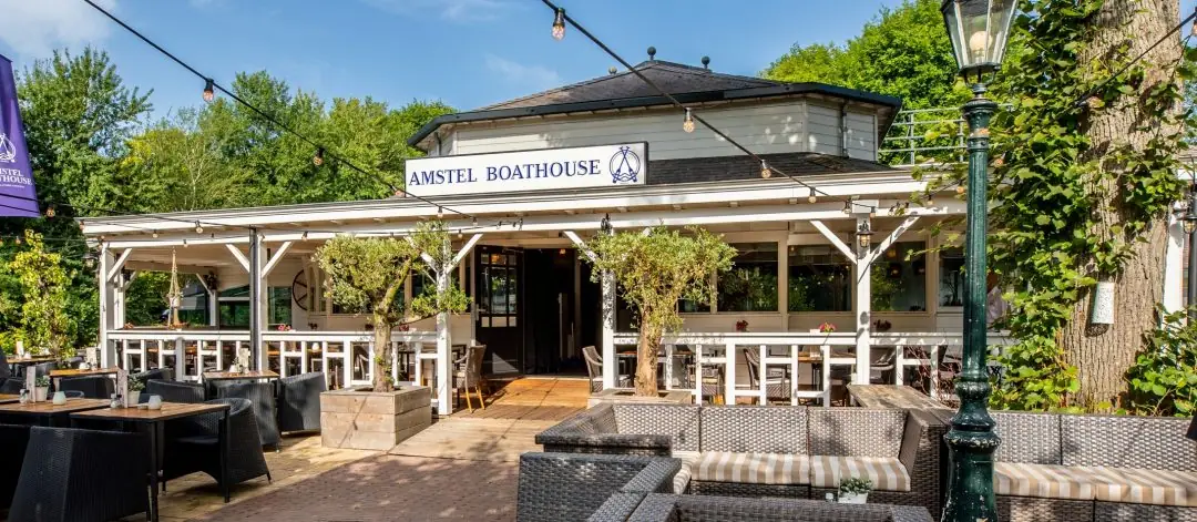Amstel Boathouse aan het water in Amsterdam