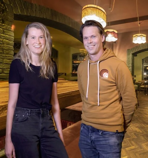 Mark Nijhuis en Loes de Kort staan naast elkaar bij de bar