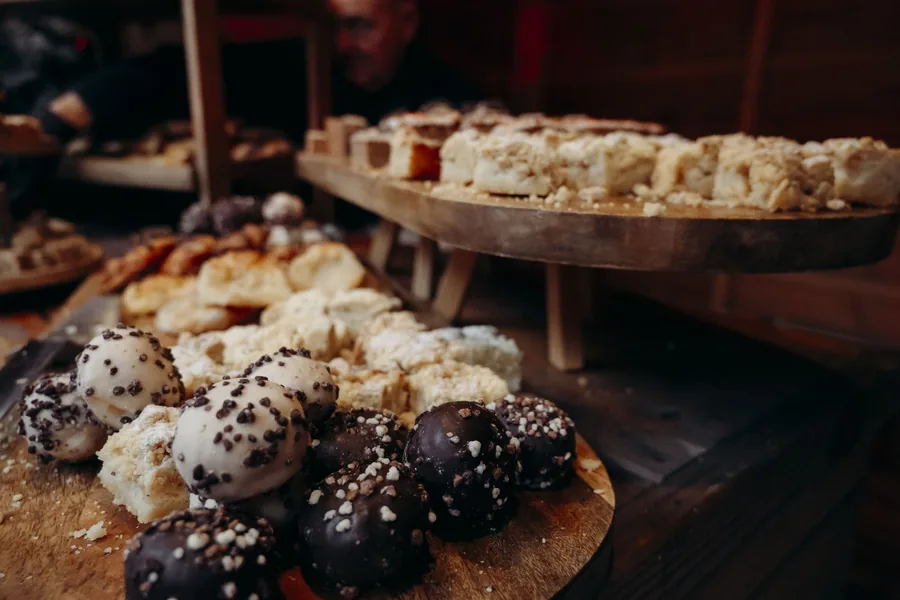 Houten planken met broodjes en gebak op een buffet