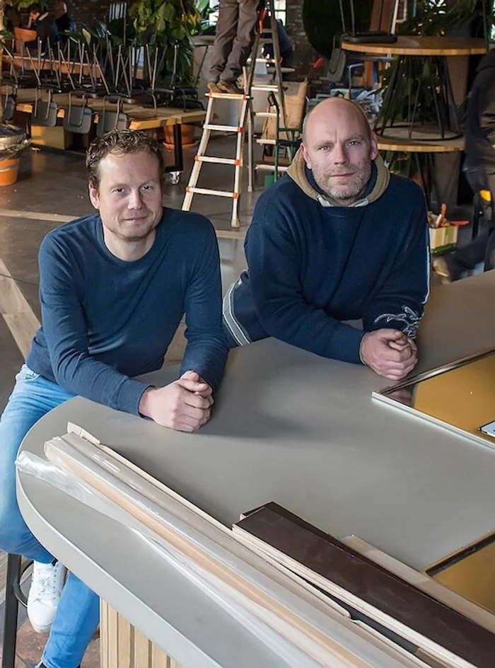 Pim Hamburg en Mark Storms aan de bar van BOS & Co, midden in de verbouwing