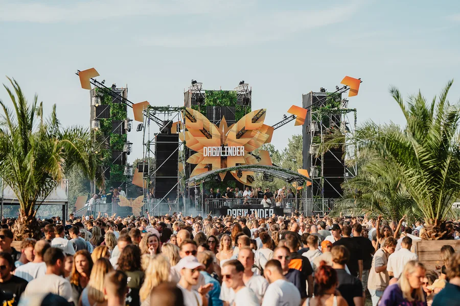 Een groot publiek voor het festivalpodium aan het meer