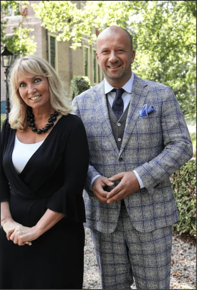 Marjel en Johan Huisman voor het kasteel