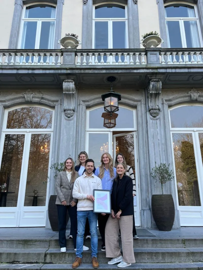 Het team van Landgoed Wolfslaar op het bordes met de award voor trouwlocatie van het jaar
