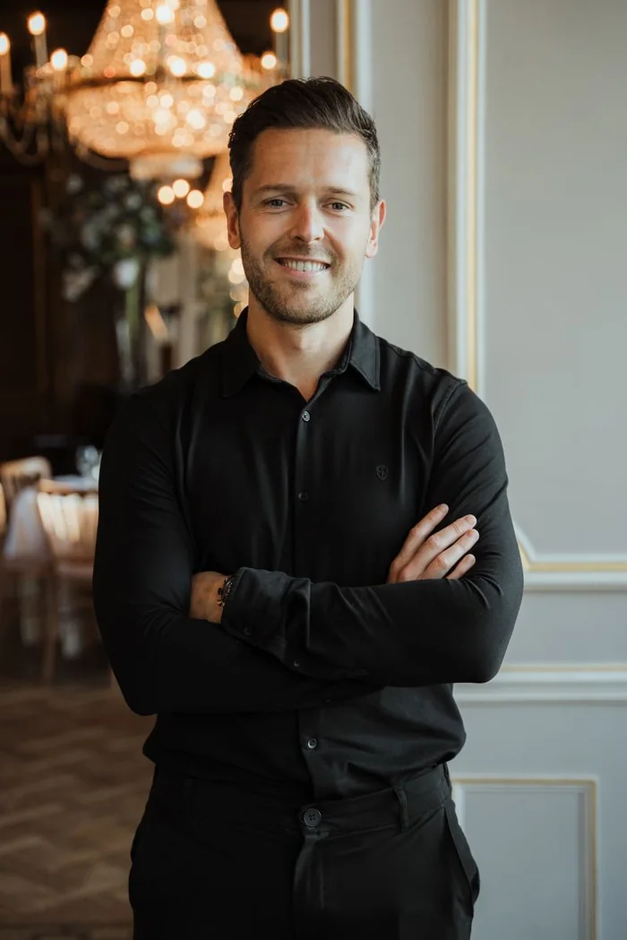 Kevin Jaspers in een van de salons van Landhuis Wolfslaar